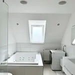 Exklusive Altbauwohnung Mit Whirlpool Und Kueche