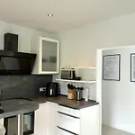 Exklusive Altbauwohnung Mit Whirlpool Und Kueche Διαμέρισμα