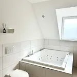Exklusive Altbauwohnung Mit Whirlpool Und Kueche
