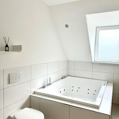 Exklusive Altbauwohnung Mit Whirlpool Und Küche