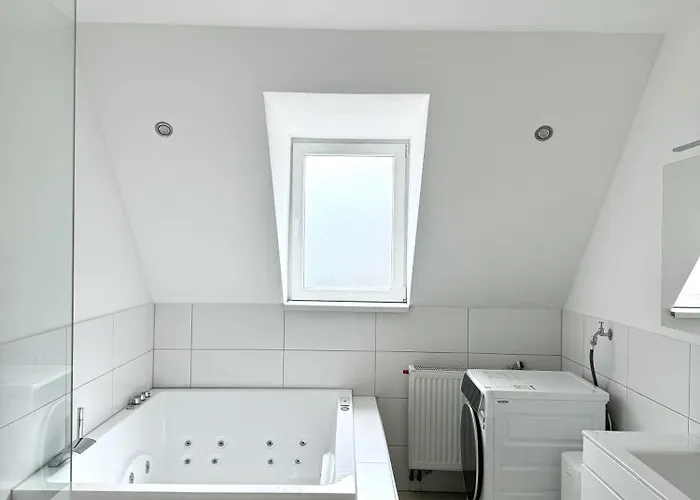 Exklusive Altbauwohnung Mit Whirlpool Und Küche