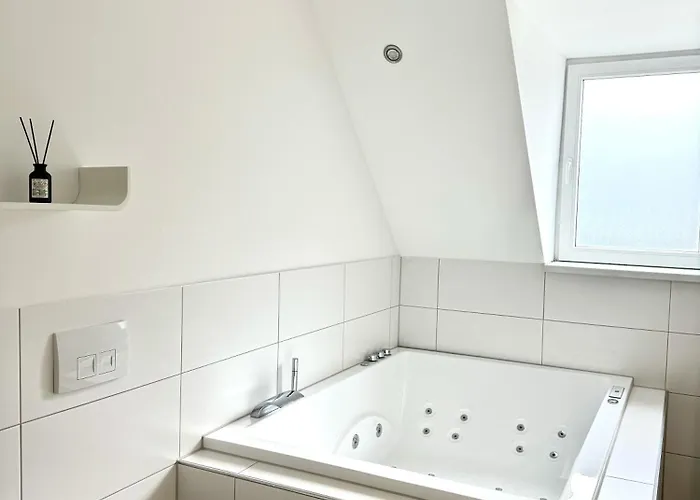 Exklusive Altbauwohnung Mit Whirlpool Und Küche